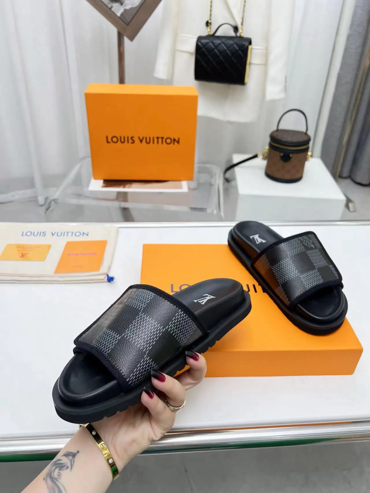 Factory price: 280💰LV luxury trainer slippers, made of first-layer calfskin, light and comfortable. The upper straps feature monogram embossing. Brings a unique color splicing effect. The precise fit of the insole and fine-grained rubber outsole are inspired by lv trainer size: 38-45